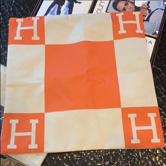 H PILLOW - Picture 5 of 6